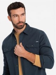Koszula męska bawełniana REGULAR FIT z kieszeniami zapinanymi na guziki - granatowa V3 - Rozmiar: M. Niebieskie koszule męskie Ombre Clothing, m, bez wzorów, z bawełny, bez kołnierzyka, bez ramiączek. W wyprzedaży za 69.99 zł.