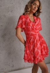 Różowa Sukienka Rozkloszowana z Kopertowym Dekoltem w Abstrakcyjny Wzór Irinera. Czerwone sukienki damskie Renee, l, bez wzorów, bez kołnierzyka, bez ramiączek, mini, kopertowe. Za 179.99 zł.