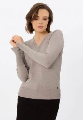 Sweter z dekoltem w serek S-NELI. Brązowe swetry nierozpinane damskie Volcano, plus size, bez wzorów, z dzianiny, eleganckie, bez kołnierzyka, plus size, bez ramiączek. Za 119.99 zł.