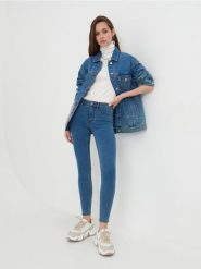 Jeansy skinny mid waist - niebieski. Niebieskie jeansy damskie Sinsay, bez wzorów, z bawełny. W wyprzedaży za 22.99 zł.