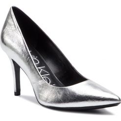 Szpilki CALVIN KLEIN - Gazelle E8859 Silver. Szare szpilki damskie Calvin Klein, z aplikacjami, z materiału, bez obcasa, na obcasie, bez zapięcia. W wyprzedaży za 359.00 zł.