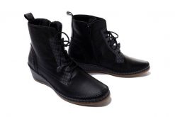 MANITU 962314-01 schwarz, trzewiki damskie. Czarne botki damskie Manitu, na zimę, bez wzorów, ze skóry, bez obcasa, bez zapięcia. Za 349.90 zł.