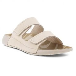 Klapki damskie Ecco Cozmo Flat Limestone. Białe klapki damskie ecco, bez wzorów, z materiału, bez obcasa, bez zapięcia. W wyprzedaży za 396.50 zł.