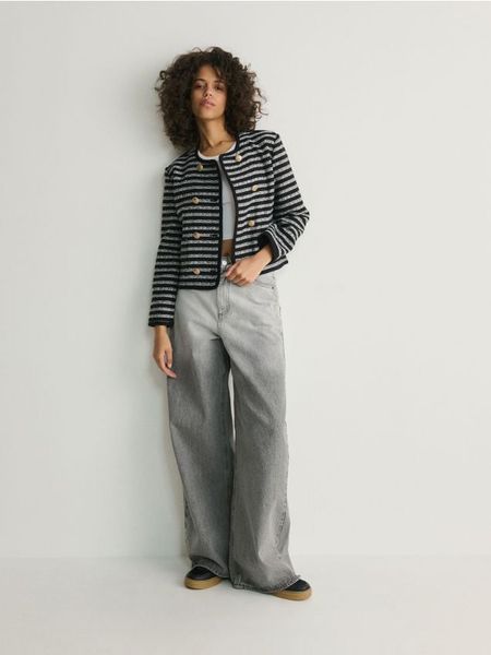 Dwurzędowy żakiet w paski - ciemnoszary. Szare marynarki i żakiety damskie Reserved, bez wzorów, z bawełny, bez kołnierzyka, bez ramiączek. W wyprzedaży za 49.99 zł.