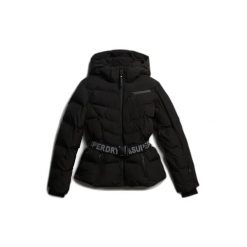 Kurtka puchowa z paskiem dla kobiet Superdry. Czarne kurtki sportowe damskie Superdry, na zimę, m, bez wzorów, z puchu, bez ramiączek, bez kaptura, narciarskie. Za 1,238.30 zł.