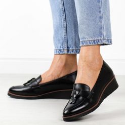 Czarne pu półbuty damskie na koturnie Vinceza 58266. Czarne półbuty damskie VINCEZA, na jesień, z aplikacjami, ze skóry, eleganckie, bez obcasa, na koturnie, bez zapięcia. Za 159.00 zł.