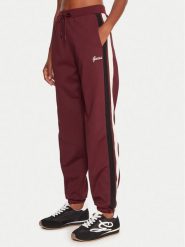 Guess Spodnie dresowe V5BB02 KCX22 Bordowy Regular Fit. Czerwone spodnie dresowe damskie Guess, z aplikacjami, z dresówki. Za 339.99 zł.