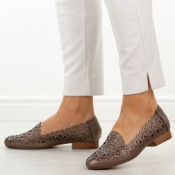 Brązowe ażurowe półbuty damskie Jezzi Asa222-15. Brązowe półbuty damskie Jezzi, na jesień, w ażurowe wzory, ze skóry, eleganckie, bez obcasa, na płaskiej podeszwie, bez zapięcia. W wyprzedaży za 188.10 zł.