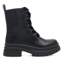 Trzewiki DeeZee. Czarne botki damskie DeeZee, bez wzorów, bez obcasa, na płaskiej podeszwie, bez zapięcia. Za 125.99 zł.