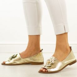 Złote 07 skórzane Polskie sandały damskie z zakrytą piętą Deoni D487A. Żółte sandały damskie Deoni, z aplikacjami, z jeansu, bez obcasa, na płaskiej podeszwie, bez zapięcia. Za 449.00 zł.