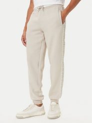 Guess Spodnie dresowe Z5BB18 KB3P2 Beżowy Regular Fit. Brązowe spodnie sportowe męskie Guess, m, z aplikacjami, z bawełny. Za 389.99 zł.