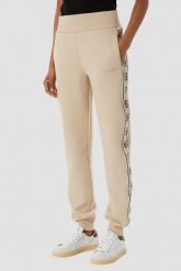 GUESS Beżowe damskie spodnie dresowe z lampasami Britney Jogger, Rozmiar S. Brązowe spodnie dresowe damskie Guess, z aplikacjami, z dresówki, eleganckie. Za 489.99 zł.