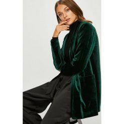 Answear - Żakiet Heritage. Zielone marynarki i żakiety damskie ANSWEAR, bez wzorów, z dzianiny, casualowe, bez kołnierzyka, bez ramiączek. W wyprzedaży za 159.90 zł.