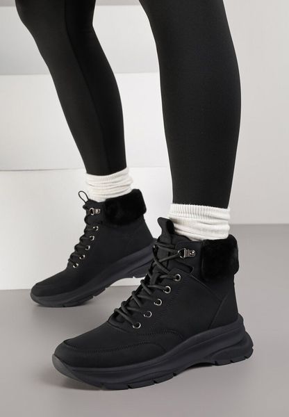 Czarne Trapery na Grubej Podeszwie Ozdobione Futerkiem Furitte. Czarne trapery damskie Born2be, z futra, bez zapięcia. Za 139.99 zł.