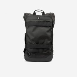 Plecak na deskorolkę Rolltop BP500 ze zintegrowanym narzędziem. Czarne plecaki męskie Decathlon, bez wzorów, z materiału. Za 179.99 zł.