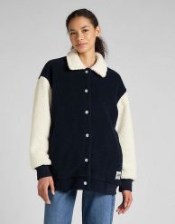 LEE ELONGATED VARSITY JACKET DAMSKA KURTKA PRZEJŚCIOWA SHERPA NAVY L55IEX35 112320682. Niebieskie kurtki damskie Lee, l, bez wzorów, bez kaptura. Za 249.99 zł.