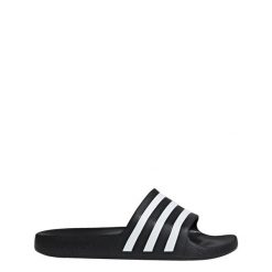 Klapki adilette Aqua. Białe klapki damskie Adidas, bez wzorów, z gumy, eleganckie, bez obcasa, bez zapięcia. Za 99.95 zł.