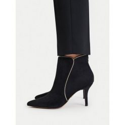 Botki Nine West. Czarne botki damskie Nine West, bez wzorów, bez obcasa, na szpilce, bez zapięcia. Za 279.99 zł.