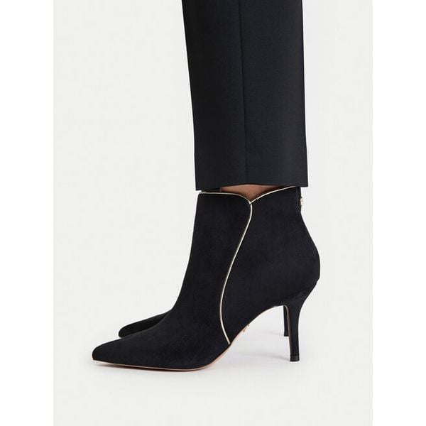Botki Nine West. Czarne botki damskie Nine West, bez wzorów, bez obcasa, na szpilce, bez zapięcia. Za 279.99 zł.