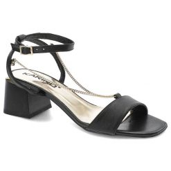 Czarne Sandały Karino Eleganckie Obuwie Damskie. Czarne sandały damskie Karino, z aplikacjami, ze skóry, bez obcasa, na obcasie, bez zapięcia. Za 349.00 zł.