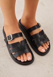 Czarne Klapki z Przeplatanymi Paskami i Klamrą Ravelya. Czarne klapki damskie Born2be, na lato, bez wzorów, z jeansu, boho, bez obcasa, na płaskiej podeszwie, bez zapięcia. Za 79.99 zł.