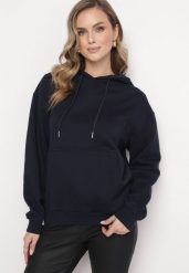 Granatowa Bluza Kangurka z Kapturem i Szeroką Kieszenią Rihea. Niebieskie bluzy damskie Born2be, bez wzorów, casualowe, bez ramiączek, z kapturem. Za 74.99 zł.