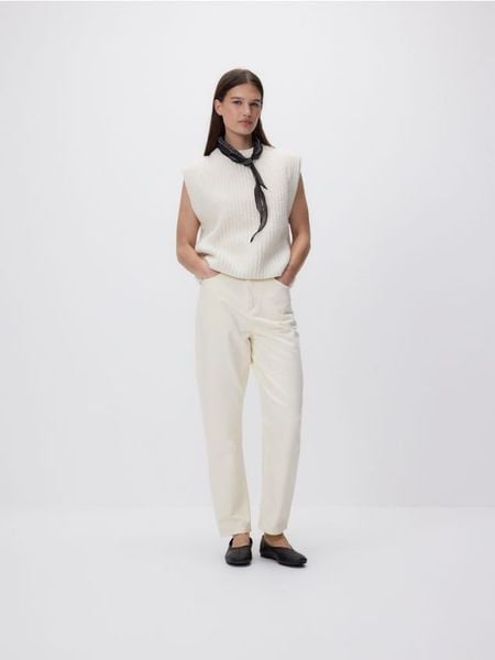 Jeansy mom fit - kremowy. Białe jeansy damskie Reserved, bez wzorów, z bawełny. W wyprzedaży za 55.99 zł.