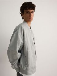 Kurtka bomberka - jasnoszary. Szare kurtki męskie Reserved, l, bez wzorów, bez kaptura. W wyprzedaży za 59.99 zł.