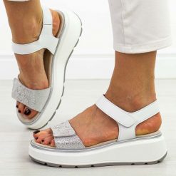 Srebrne skórzane sandały damskie S.Barski 543. Szare sandały damskie S.BARSKI, bez wzorów, z jeansu, bez obcasa, na platformie, bez zapięcia. Za 229.00 zł.