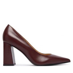 Czółenka Guess. Czerwone czółenka damskie Guess, z aplikacjami, bez obcasa, bez zapięcia. Za 634.99 zł.