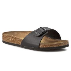Klapki Birkenstock. Czarne klapki damskie Birkenstock, bez wzorów, bez obcasa, bez zapięcia. Za 359.99 zł.