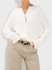 Sweter z ozdobnymi guzikami - biały. Białe swetry nierozpinane damskie Sinsay, l, bez wzorów, bez kołnierzyka, bez ramiączek. Za 59.99 zł.