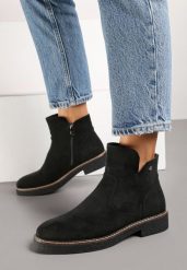 Czarne Płaskie Botki Ozdobione Aplikacją i Przeszyciami Hariella. Czarne botki damskie Born2be, z aplikacjami, z jeansu, eleganckie, bez obcasa, na płaskiej podeszwie, bez zapięcia. Za 89.99 zł.