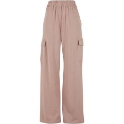 Damskie spodnie dresowe loose fit Urban Classics Light Terry. Czerwone spodnie dresowe damskie Urban Classics, bez wzorów, z dresówki, sportowe, długie. Za 183.50 zł.