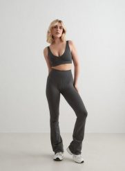 Damskie legginsy rozszerzane, wysoki stan squat proof Shape Seamless ciemnoszare. Szare legginsy damskie Aim'n, bez wzorów, z dzianiny. Za 339.00 zł.