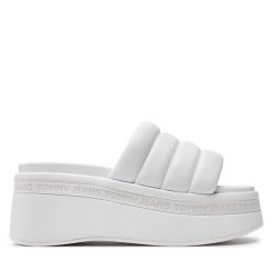 Klapki Tommy Jeans. Klapki damskie Tommy Jeans, bez wzorów, z jeansu, bez obcasa, bez zapięcia. Za 349.99 zł.
