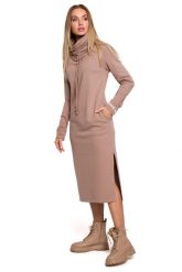 Dzianinowa Długa Sukienka z Wysokim Kołnierzem - Cappuccino. Czarne sukienki damskie MOE, l, bez wzorów, z bawełny, bez kołnierzyka, bez ramiączek, maxi. Za 308.90 zł.