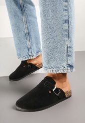 Czarne Klapki Chodaki z Imitacji Zamszu z Klamrą Aklinera. Czarne klapki damskie Born2be, bez wzorów, z jeansu, eleganckie, bez obcasa, na płaskiej podeszwie, bez zapięcia. Za 59.99 zł.