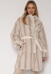 Jasnobeżowy Futrzany Płaszcz z Wiązanym Paskiem i Ozdobnymi Sprzączkami Felryna. Brązowe płaszcze damskie Born2be, l, bez wzorów, z futra, eleganckie, bez kołnierzyka, bez kaptura. Za 299.99 zł.