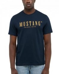 Męski T-Shirt Mustang Style Austin Dark Sapphire 1016853 4136. Niebieskie t-shirty męskie Mustang, m, bez wzorów, bez kołnierzyka, bez ramiączek. Za 79.99 zł.