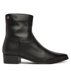 Botki Tommy Hilfiger. Czarne botki damskie Tommy Hilfiger, bez wzorów, bez obcasa, na płaskiej podeszwie, bez zapięcia. Za 699.99 zł.