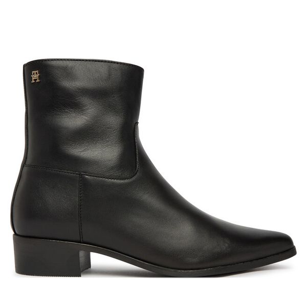 Botki Tommy Hilfiger. Czarne botki damskie Tommy Hilfiger, bez wzorów, bez obcasa, na płaskiej podeszwie, bez zapięcia. Za 699.99 zł.