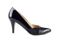 Czółenka Bayla-097 LSZ6884-205 Granat, Skóra naturalna lakierowana - 40. Niebieskie czółenka damskie Bayla, bez wzorów, z lakierowanej skóry, klasyczne, bez obcasa, na obcasie, bez zapięcia. W wyprzedaży za 89.10 zł.