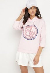 Jasnoróżowa Bluza z Kapturem i Rękawami 3/4 Zdobiona Nadrukiem Saniriora. Czerwone bluzy damskie Born2be, l, z aplikacjami, z jeansu, casualowe, bez ramiączek, z kapturem. Za 84.99 zł.