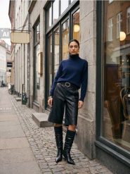 Sweter z golfem z domieszką wełny - granatowy. Niebieskie swetry nierozpinane damskie Sinsay, l, bez wzorów, z wełny, bez kołnierzyka, bez ramiączek. Za 49.99 zł.