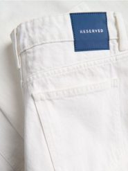 Jeansy baggy - biały. Białe jeansy damskie Reserved, bez wzorów, z bawełny. Za 139.99 zł.