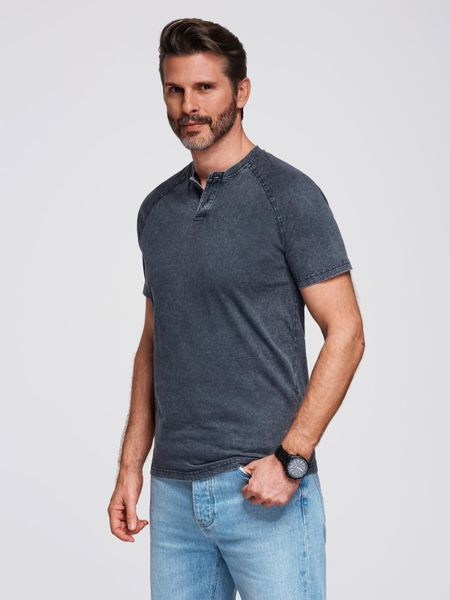 Męski t-shirt z efektem sprania i guzikami przy dekolcie – granatowy V2 - Rozmiar: L. Niebieskie t-shirty męskie Ombre Clothing, l, bez wzorów, z bawełny, bez kołnierzyka, bez ramiączek. Za 149.99 zł.