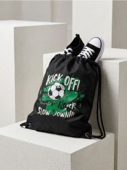 Plecak worek z motywem piłki nożnej - czarny. Czarne plecaki męskie Sinsay, bez wzorów, sportowe. Za 15.99 zł.
