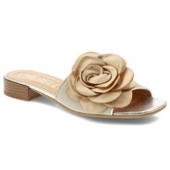 Klapki damskie Chebello, eleganckie ze skóry naturalnej na płaskim obcasie z ozdobnym kwiatem, złote, 4673-517. Żółte klapki damskie CheBello, na lato, z aplikacjami, ze skóry, eleganckie, bez obcasa, na obcasie, bez zapięcia. Za 309.00 zł.