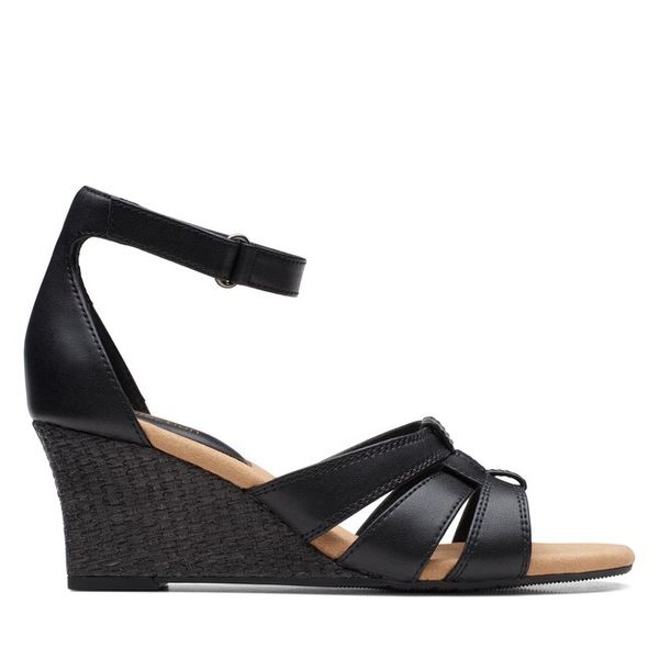 Sandały Clarks. Czarne sandały damskie Clarks, bez wzorów, bez obcasa, na koturnie, bez zapięcia. Za 349.99 zł.